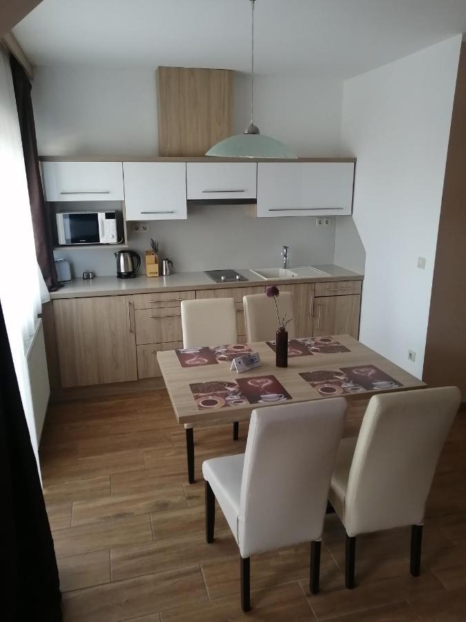 Zafirgyoengy Apartmanok Sárvár Exteriör bild
