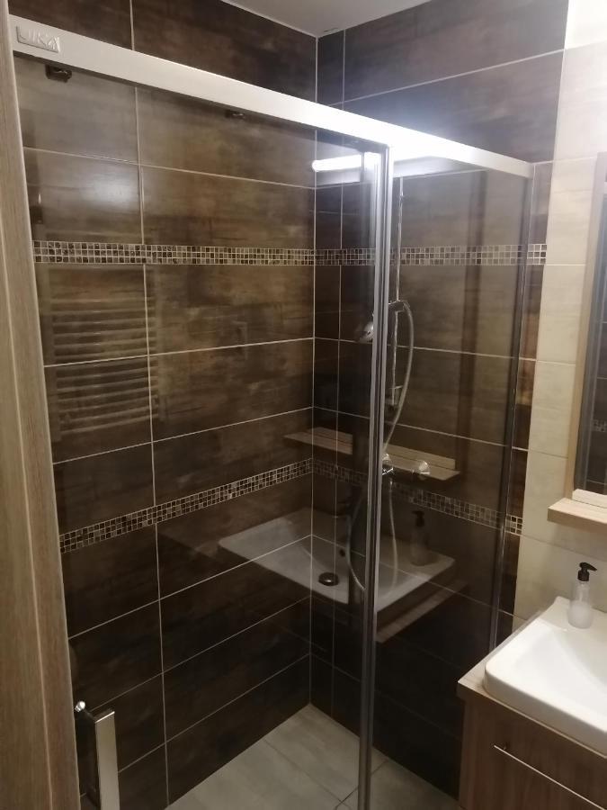 Zafirgyoengy Apartmanok Sárvár Exteriör bild