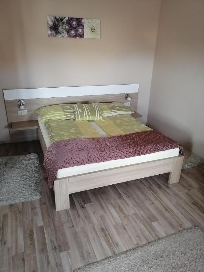 Zafirgyoengy Apartmanok Sárvár Exteriör bild