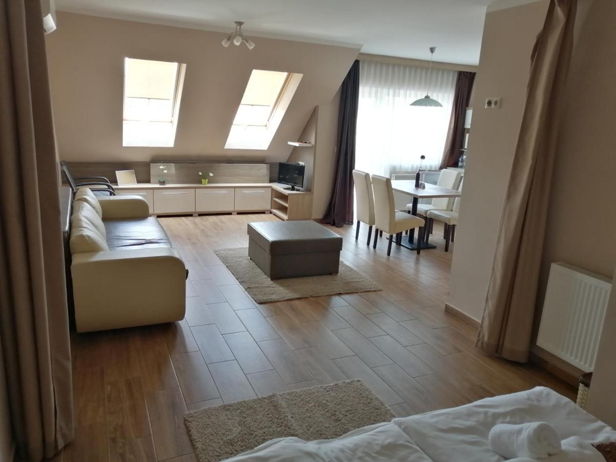 Zafirgyoengy Apartmanok Sárvár Exteriör bild